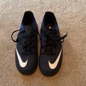 Boys NWOT NIKE indoor soccer shoes. Size 1y.